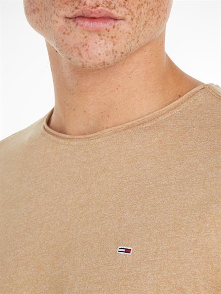TJM SLIM JASPE C NECK tawny sand