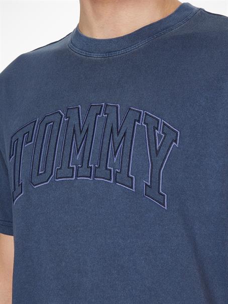 TJM TONAL TOMMY COLLEGIATE TEE twilight navy