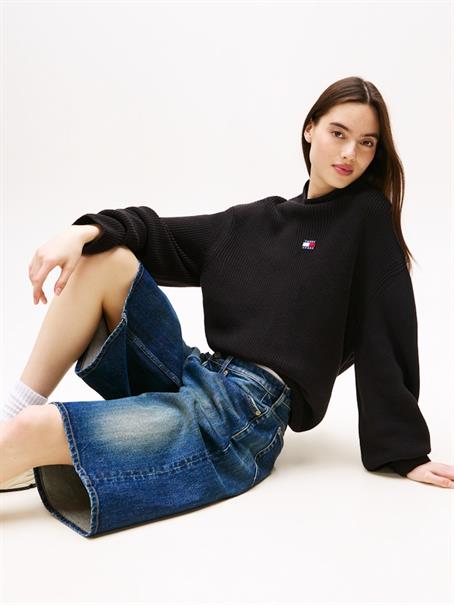 TJW MOCKNECK BADGE SWEATER black