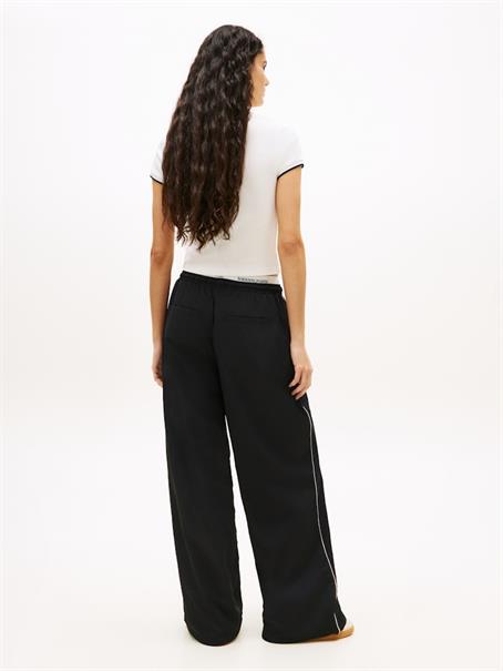 TJW SLIM BADGE V-NECK TEE ecru