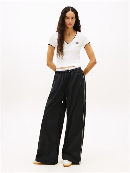 TJW SLIM BADGE V-NECK TEE ecru