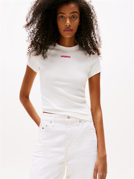 TJW SLIM SCRIPT LABEL SS TEE EXT ecru