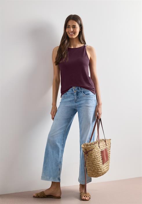 top-mit-u-boot-ausschnitt-und-schulterdetail-rustic-rouge