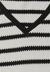 Top mit V-Neck in Strick-Optik off white