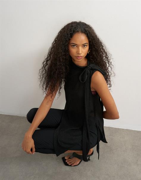 TSBETSY L/S HIGH NECK SCARF TOP JRS jet black