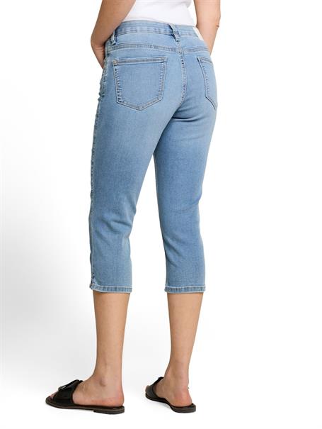 TTLENE SLIM Capri Jeans mit hohem Stretch clean light stone blue denim