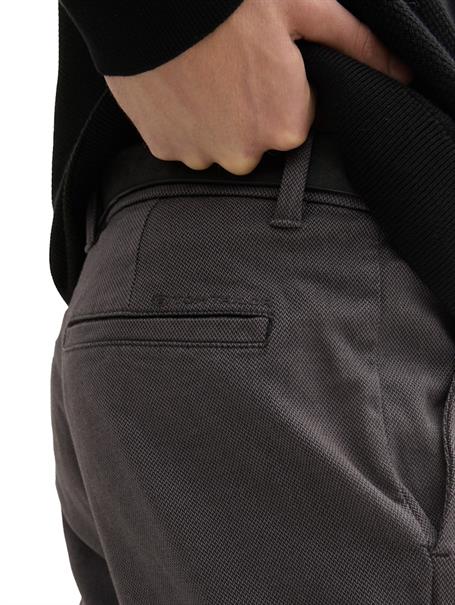TTTRAVIS Slim Chino mit Gürtel grey black zig zag structure