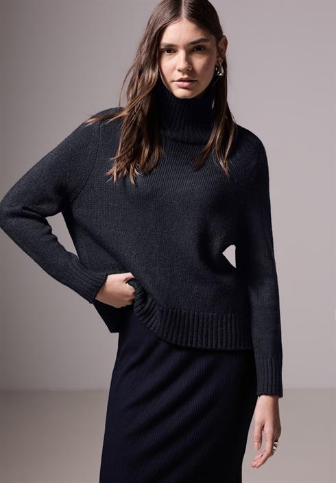 turtleneck-pullover-deep-blue