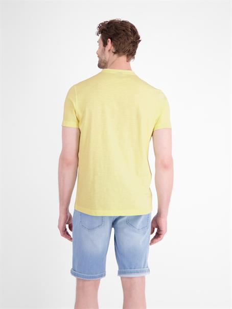V-NECK lemon water