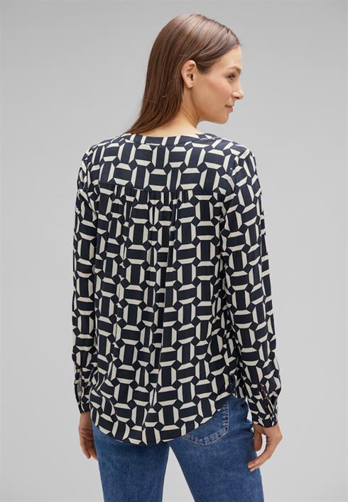 viskose-bluse-mit-print-deep-blue