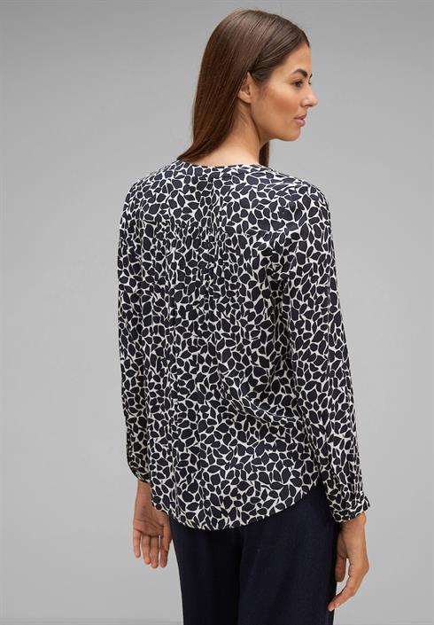 viskose-bluse-mit-print-deep-blue
