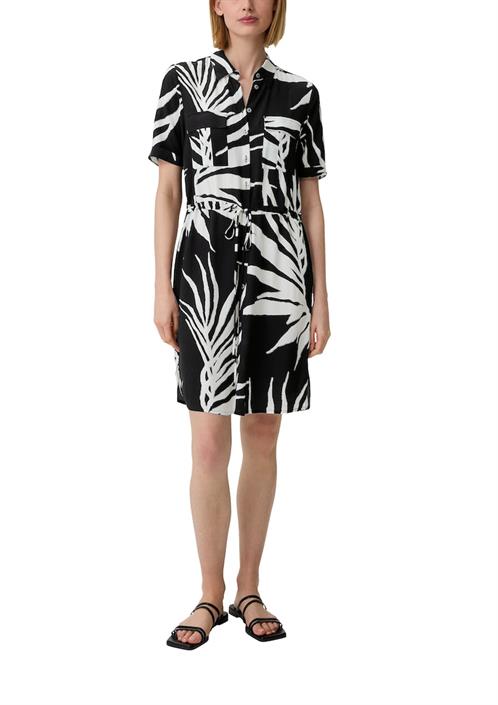viskosekleid-mit-crêpestruktu-schwarz