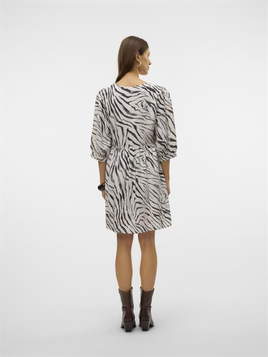 vmdora-desy-3-4-v-n-short-dress-wvn-btq-cloud-dancer
