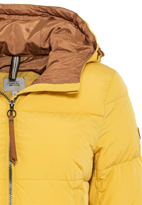 warmer-steppmantel-aus-recyceltem-polyester-yellow