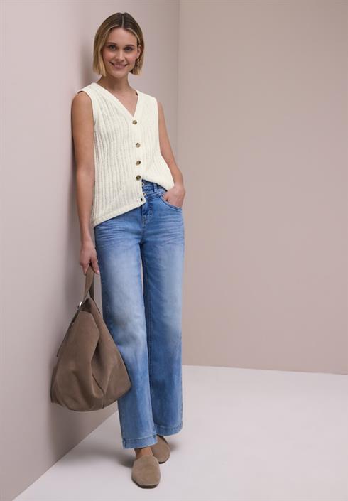 weste-mit-v-neck-und-knopfleiste-off-white