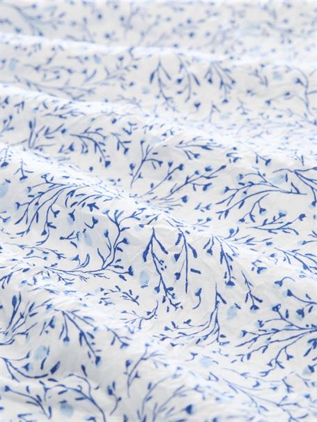 white small leaves design